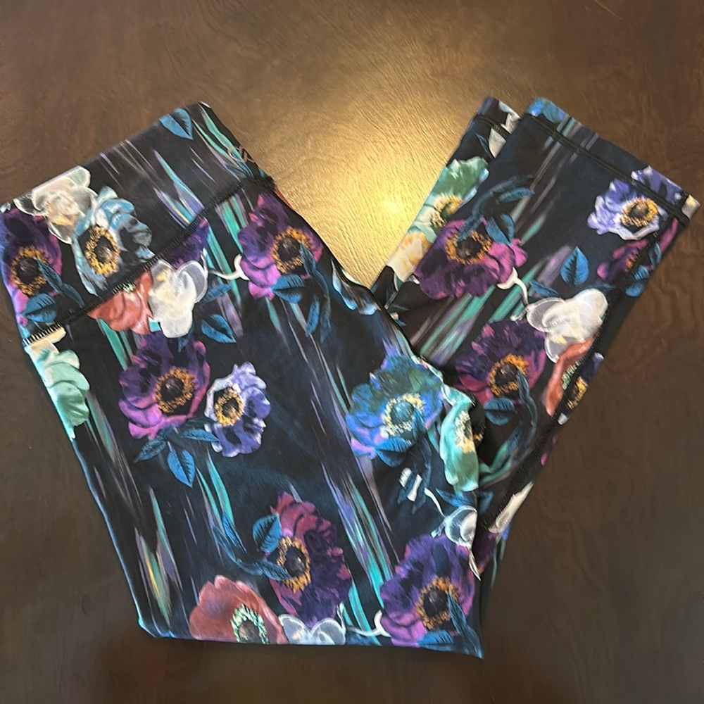 Calia by Carrie Underwood Capri Leggings